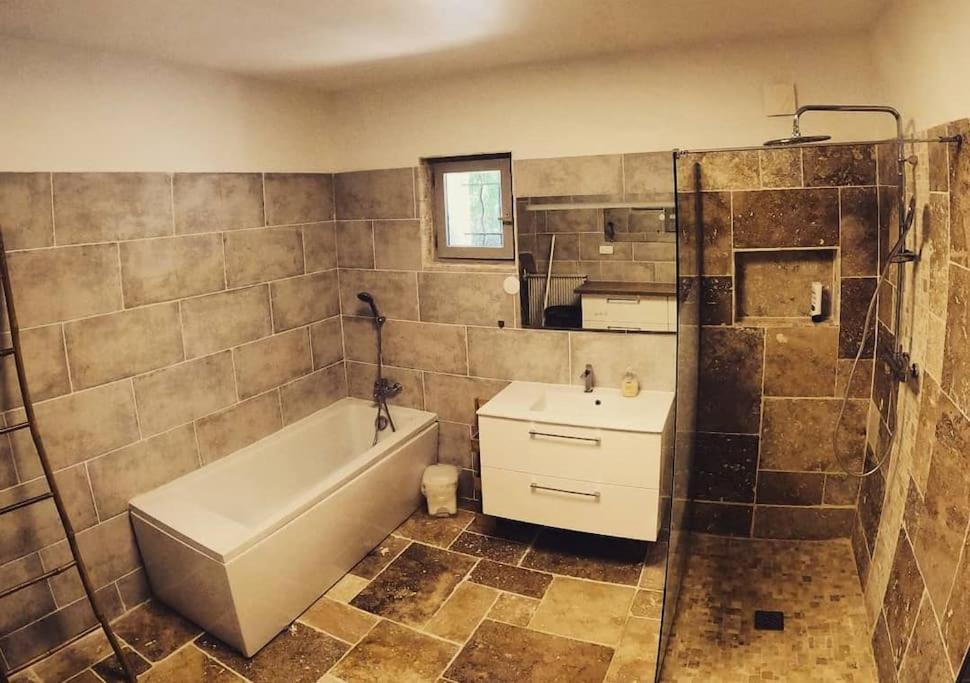 Charmant Rez De Climatise Renove, 90m2 Avec Parking